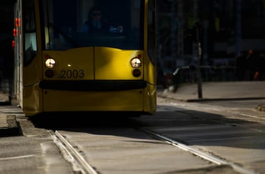Táskájánál fogva rántottak le egy 72 éves nőt a 4-es 6-os villamosról