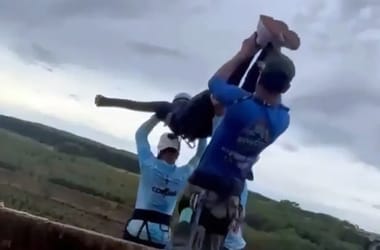 Valóra vált a rémálom: bungee jumping miatt löktek a mélybe egy nőt, de elfelejtették hozzácsatolni a kötelet