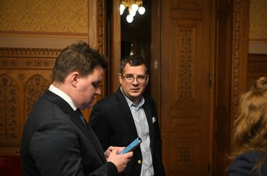 Mentelmi jogának hivatalos kiadása előtt vehette őrizetben az NVVH Seszták Miklóst
