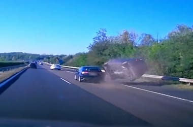Videó: testközelből láthatjuk, ahogy az M7-esen az egyik autós belerohant az előtte lévőbe