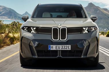 Az új BMW gigantikus akkumulátorából közel 5 darab szegedi kis BYD aksija kijönne