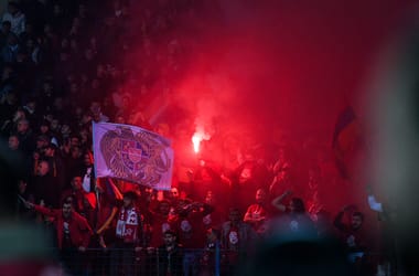Az azeri baltás gyilkosról üzentek a magyar drukkereknek az örmény szurkolók