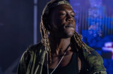 Súlyos sérüléseket szenvedett egy román fesztivál résztvevője, miután egy rapper felszólítására a tömegbe ugrott