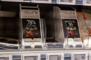 Csökkenti a csokiárakat a Lindt, mert a vásárlók már nem bírják tartani a lépést a drágulással