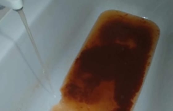 Rozsdás színű, vasszagú víz folyik a csapból több magyar településen is, de a vízszolgáltató szerint ez „az egészségre nem ártalmas”
