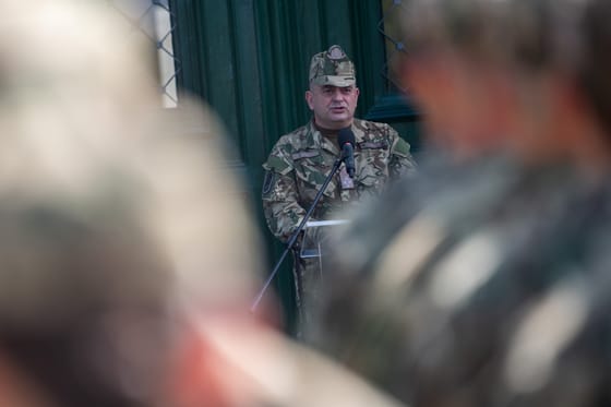 A vezérkari főnök az új tiszteknek: Vége a homokzsákpakolós időknek