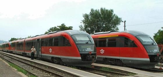 Hétfőn a győri és az esztergomi vonalon is elindulnak a kalauzmentes vonatok
