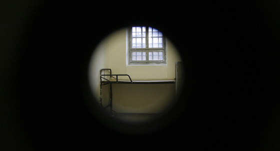 Kínzás a tiszalöki börtönben: csilis kesztyűvel vizsgált aranyeret az orvos