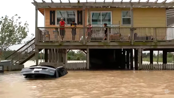 Több száz embert kellett kimenekíteni Texasban árvizek miatt