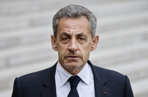 Jogerősen elítélték Sarkozyt korrupció miatt, nyomkövetőt kell viselnie