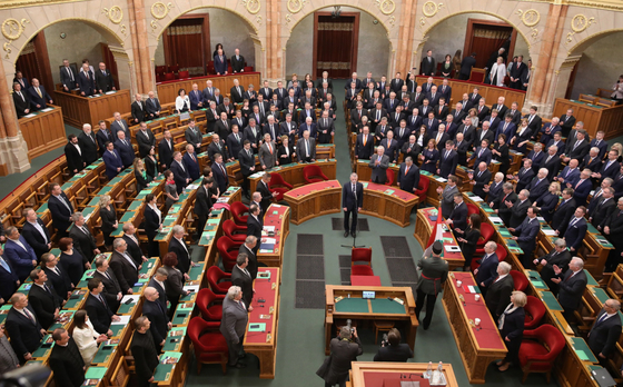Beleálltak: Orbán, Rogán és 108 másik képviselő is a nevére vette az „átláthatósági” törvényt