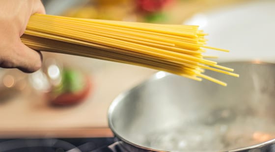 Elkészült a világ legkisebb spagettije, szabad szemmel nem is látni
