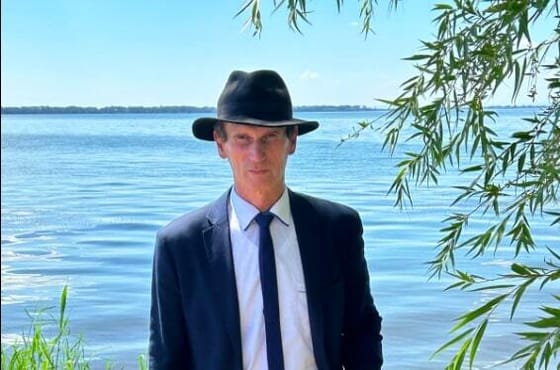 Félbeszakította a szerinte "perverz" színházi előadást egy szlovák kormánypárti politikus, és elkezdte kiosztani a nézőket – a helyi polgármesternek kellett kikísérnie