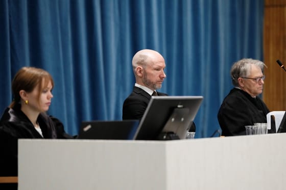 Z betűvel a fején, Putyint éltetve ment a tömeggyilkos Breivik a bíróságra