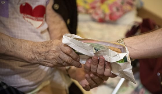Magukat rendőrnek kiadva csaltak ki milliókat idősektől azzal a szöveggel, hogy a gyerekük lebukott fegyverkereskedő