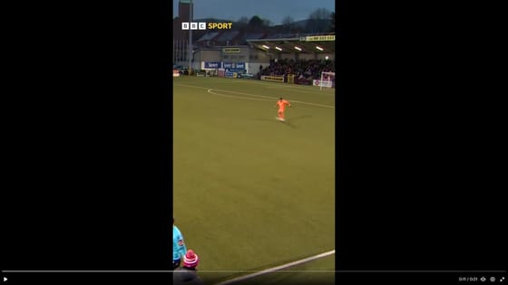 Videó: Saját térfeléről szerzett gólt a magyar kapus az északír bajnokságban