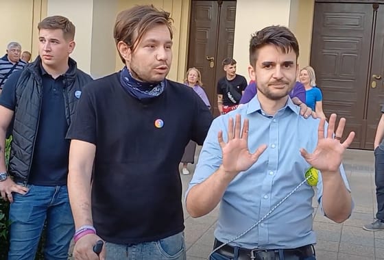 Tompos Márton keze megsérült, amikor Debrecenben rájuk rontott egy férfi egy szivárványos zászló miatt
