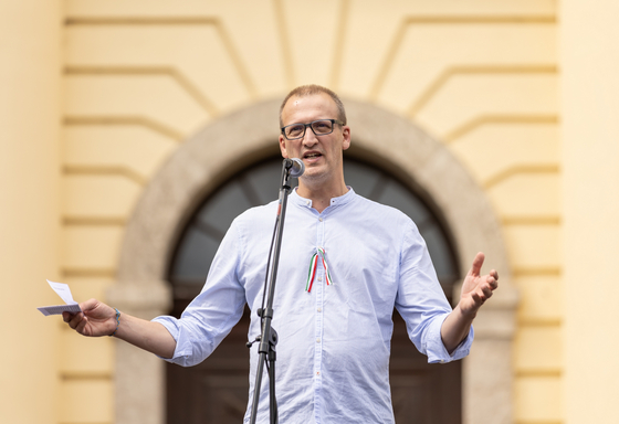 Érdemtelenség miatt azonnali hatállyal kirúgták Tarr Zoltán feleségét Lázár János minisztériumából