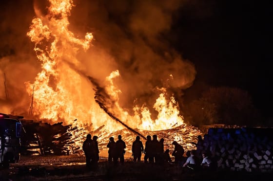 Két tűzoltó égési sérülést szenvedett az éjszakai rákosrendezői tűz oltásakor 