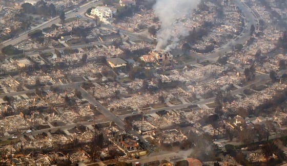 Már 24 halálos áldozata van a Los Angeles-i tűzvésznek