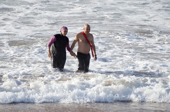 Szíriában kötelezővé tették a strandon a burkinit