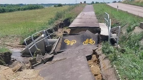 Beszakadt egy egymilliárd forint uniós pénzből épített, nemrég átadott bicikliút