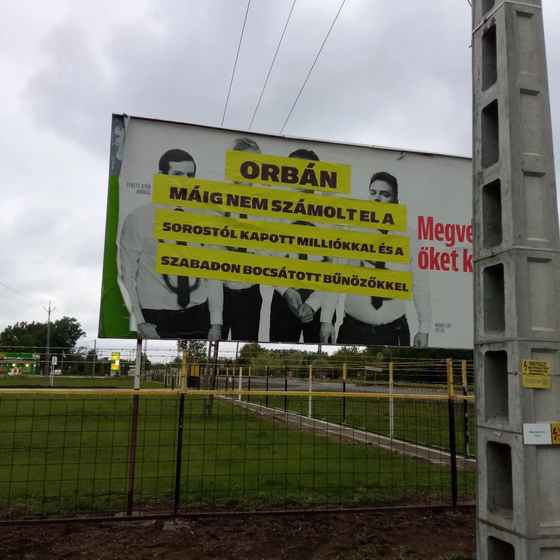 Leragasztották Márki-Zayék a kormány plakátjait Hódmezővásárhelyen