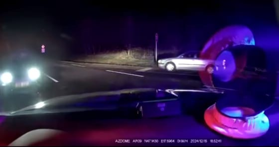 Videón, ahogy fékezés nélkül rohan bele egy villogó rendőrautóba egy száguldó autós