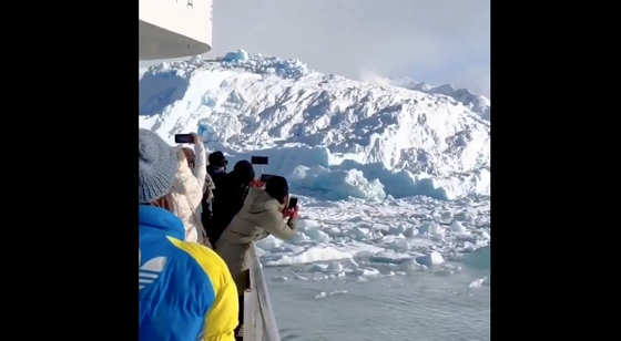 Videón, ahogy turisták előtt felborul egy jéghegy