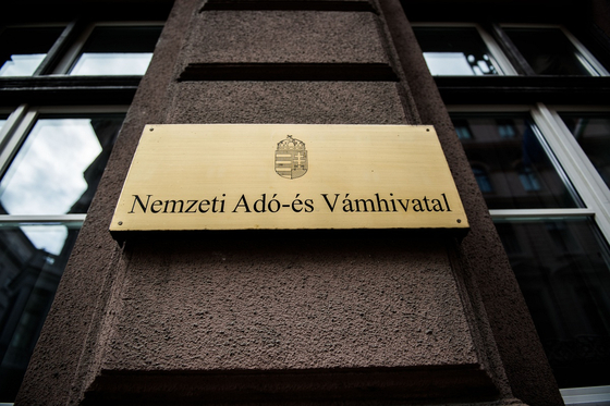 NAV: több mint 4 tonna szabálytalanul szállĂtott zöldsĂ©get kaptak a Szegedi Vadaspark állatai