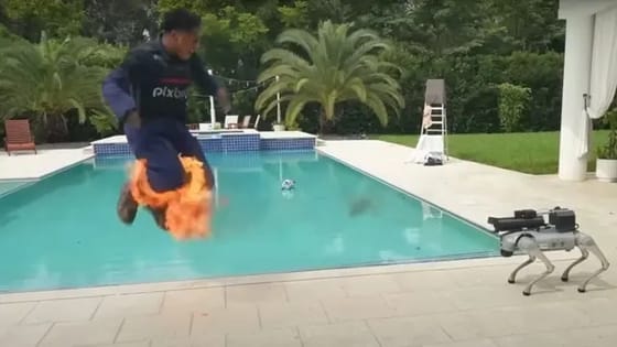 Lángszóróval felszerelt robotkutyát vett a Magyarországon is botrányt okozó IShowSpeed, aztán majdnem felgyújtotta magát – videó