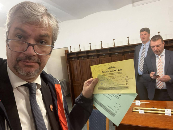 âLĂłnak a f*szĂĄtâ â Ărta HadhĂĄzy Ăkos az alkotmĂĄnybĂrĂłvĂĄlasztĂĄs szavazĂłlapjĂĄra