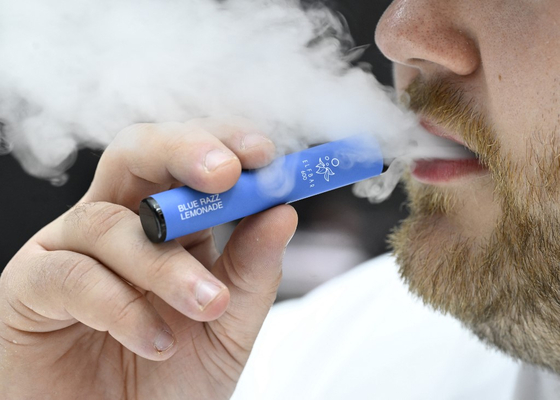 Illegális e-cigarettát szívó rendőrt fotóztak a hétfői tüntetésen