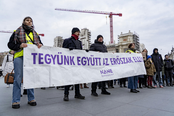 A rendőrség felvette a kapcsolatot a nőjogi szervezetekkel, több ezer ügyet vizsgálnak újra