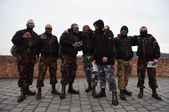 Blackface Magyar Péter, SS-koponyák, a HVG pedig egy „Arschloch” – így vonultak a fel a szélsőjobbosok Budapesten