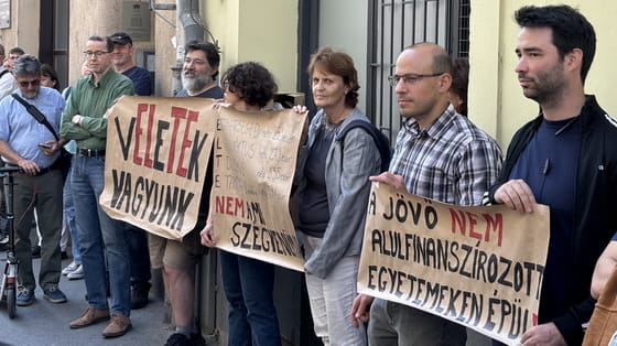 Továbbra sem kapnak fizetésemelést az ELTE oktatói, de októberben egy bértáblajavaslattal állhat elő a kormány