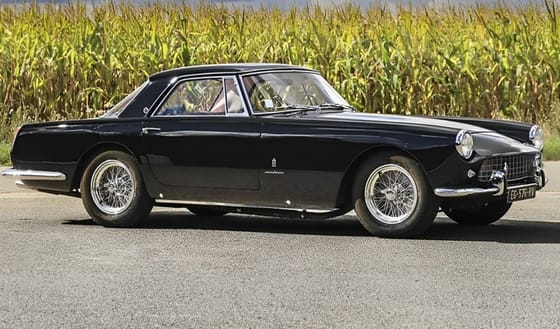 Csodás oldtimer Ferrarival használ Angelina Jolie, de most eladná