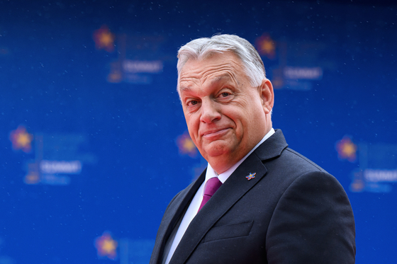 Orbán is zászlókról és szívecskékről posztolt