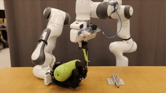 Annyira kifinomultan működik az új robotkar, hogy képes zöldséget pucolni – videó
