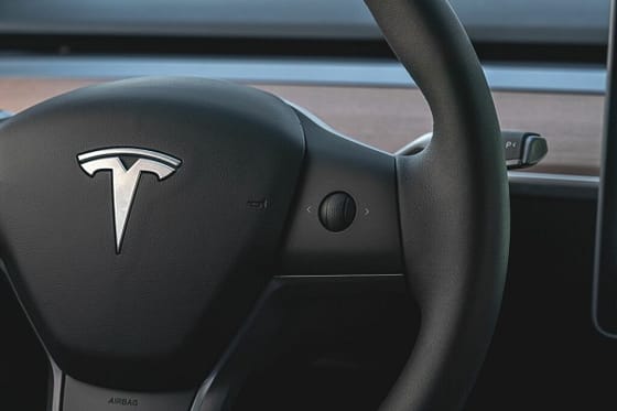 A féligazságok szimbóluma lett a szegedi Tesla, amit egy dízelaggregátorról töltenek