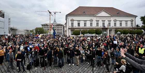 „Egyszer le fogják csukni Hadházyt, de ne most” – a Várban tüntetnek (élő)