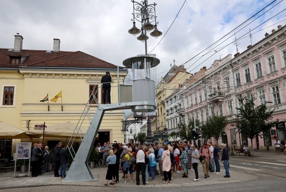 Negyven év után újra áll a miskolci Villanyrendőr