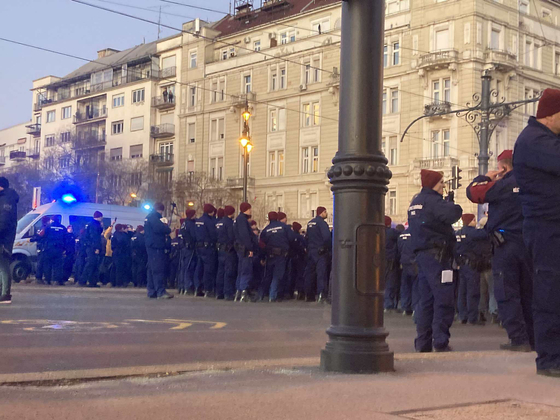 A Margit hídhoz vonultak a Pride betiltása ellen tüntetők, a rendőrség lezárta