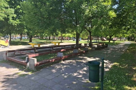 Otthagytak a játszótéren egy 6 éves kisfiút a nagyszülei, és elmentek vásárolgatni meg fodrászhoz
