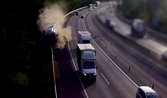Közel 300 méteren át tarolta le az M3-as szalagkorlátját egy kamion – videó