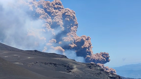 Kitört az Etna, menekülnek a turisták – videó