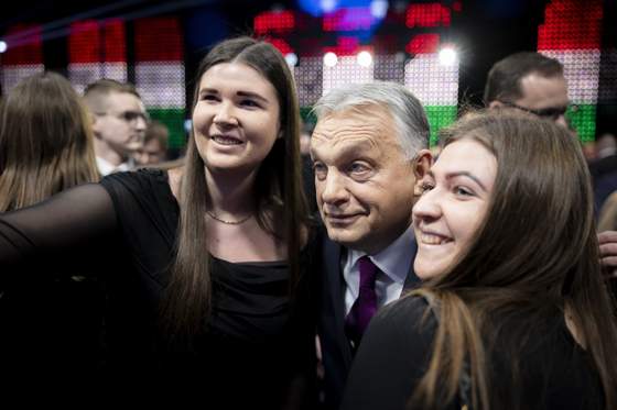 Orbán Viktor egy utcai árustól vett virágcsokort, a fiatalember cserébe kért tőle egy szívességet - videó