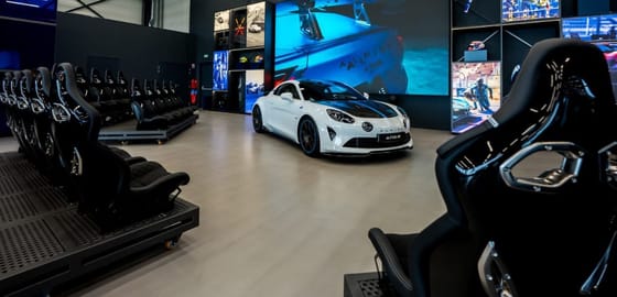 Élményközponttal adja el autóit az Alpine