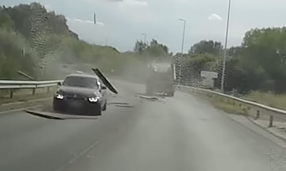 Vétlen autóst talált el egy konténeres kocsiról lerepülő építési törmelék – videó