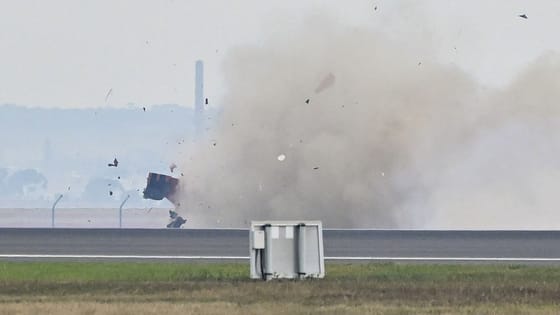 Földbe csapódott egy repülőgép egy ausztrál légiparádén – videó